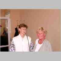 905-1059 Sonderfahrt nach Tapiau im Juni 2003. Die Organisatorin des Empfanges Sieglinde Kenzler mit der Tochter von Edith Gutzeit..jpg